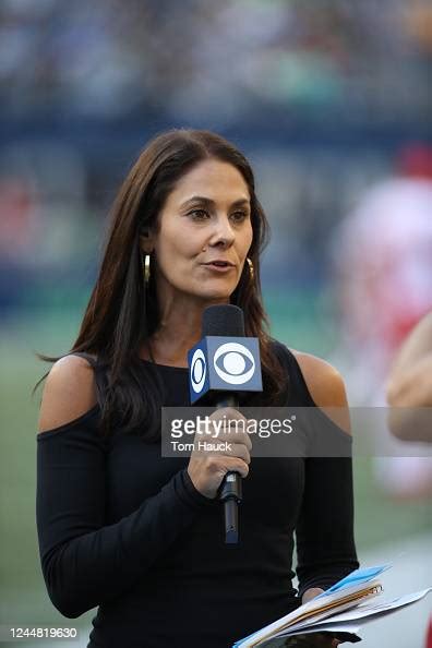 Tracy Wolfson Cbs Sideline Reporter During An Nfl Preseason Game