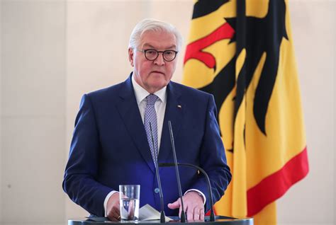 Bundespräsident steinmeier unterzeichnet infektionsschutzgesetz | eilmeldung. German President Frank-Walter Steinmeier delivers a speech ...