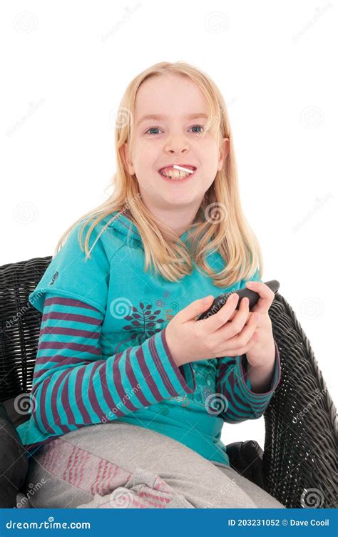 proche d une jeune fille blonde heureuse s assit sur un fauteuil en osier détenant un smartphone