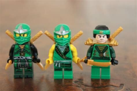 1 X Lego Minifig Minifigure Green Ninja Ninjago Lloyd 2 Gold Swords
