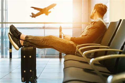 🥇 Imagen De Hombre Esperando Su Vuelo En El Aeropuerto Foto Gratis