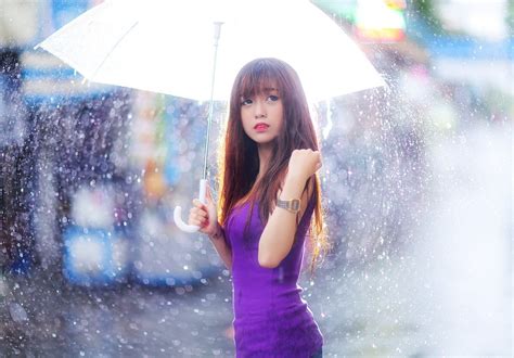 배경 화면 여자들 모델 아시아 사람 비 사진술 우산 유행 봄 의류 소녀 아름다움 시즌 영상 사진 촬영 1914x1337