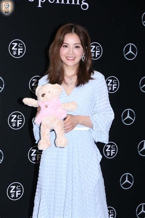 我給我老婆一個飛吻。 msc, trad.我给我老婆一个飞吻。 msc, simp. wǒ gěi wǒ lǎopo yī ge fēiwěn. 紅姑阿Sa撐平治中心開幕 柏豪養3個老婆開支大｜即時新聞｜東網巨星｜on.cc東網