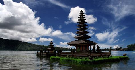Danau Bedugul Bali Keindahan Alam Yang Menyatu Dengan Kultur Budaya