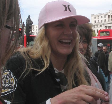Daryl Hannah Wants The Movies To Quit Smoking