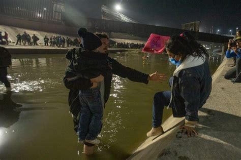 Large Migrant Group Crosses Rio Grande From Juárez Into El Paso