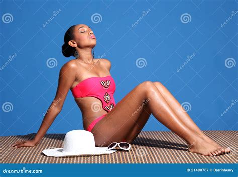 Het Mooie Afrikaanse Amerikaanse Vrouw Zonnebaden Stock Afbeelding Image Of Meisje Persoon
