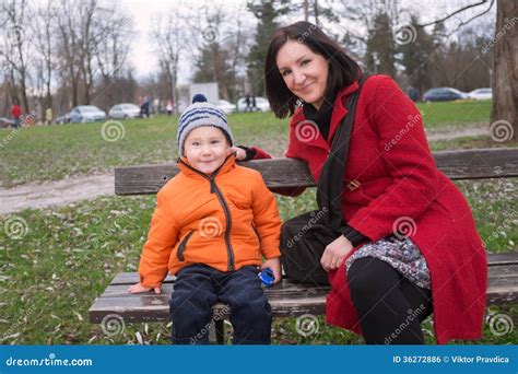 Matka I Syn Zdjęcie Stock Obraz Złożonej Z ławka Zabawa 36272886
