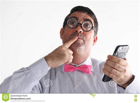 Der käuferschutz ist deine absicherung, wenn eine ware nicht ankommt, beschädigt ist oder nicht der beschreibung entspricht. Geeky Mann Denkt An Was, Am Telefon Zu Schreiben Stockfoto ...