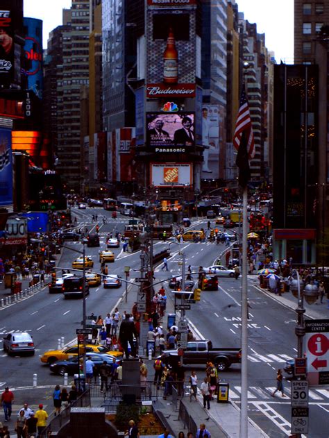 This intersection is the meeting place for the broadway and seventh avenue and covers an area between west 42nd to west 47th street. Times Square - Wikipedia, la enciclopedia libre