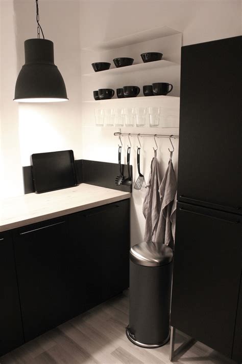 Vi finns belägna på den nya handelsplatsen ihede. IKEA Küche mit Regal BOTKYRKA, Hängeleuchte HEKTAR ...