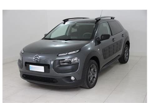 Wild grey ambiance* (standard ambiance) is full of vitality yet refined too, with seats in silica grey cloth, offset with a light grey strip on the seat backs. CITROEN C4 Cactus BlueHDi 100 Shine Grigio Platinium Km 0 ...