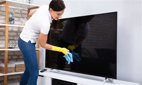 How To Properly Clean A Tv Screen The Plug Hellotech