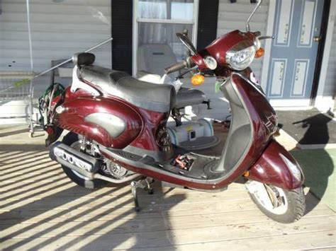 A 50cc scooter will usually top out at a tank will hold about a gallon of petrol, which will get you about 150kms depending on the make/model of moped. 2006 Schwinn Graduate 150cc Motorcycle- vespa style ...