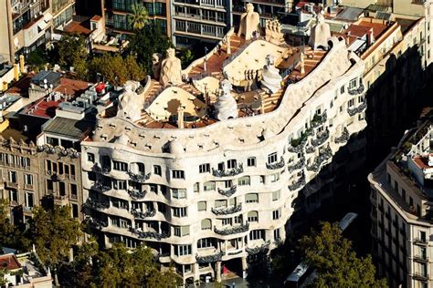 Uno straordinario spettacolo audiovisivo sulla terrazza più straordinaria di barcellona. La Pedrera Early Access Small-Group Tour 2020 - Barcelona