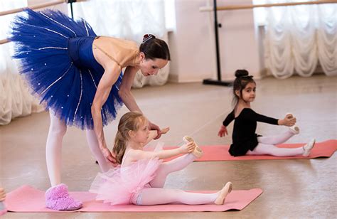 Niñas En Clase De Ballet En La Escuela Balletomagia De Moscú Russia
