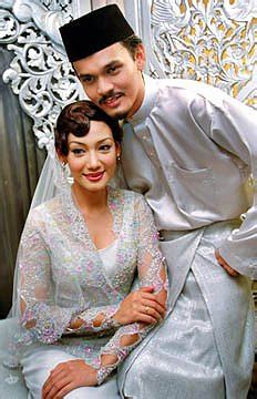 Dilahirkan dan dibesarkan di rawang, selangor. BELOG NANIEY: PERKAHWINAN ARTIS PILIHAN ANDA???