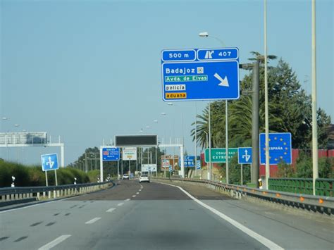 Portugal mantiene cerradas las fronteras con españa desde el 17 de marzo y sólo permite el paso, por nueve puntos designados, a nacionales y residentes del país de destino, transporte de. Panoramio - Photo of Frontera Portugal España, Portugal ...