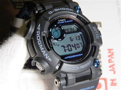 The frogman has an asymmetric shape and is attached eccentrically on its straps. G-Shock Frogman GWF-D1000B-1 with Sapphire glass