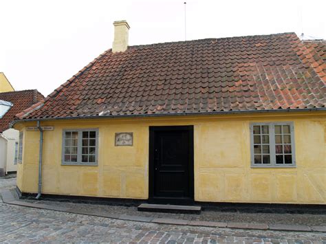 Andersens hus i odense er blandt de største og mest ambitiøse museumsbyggerier i derfor har h.c. H. C. Andersens samlede biografi