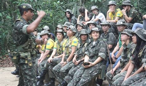 Este lado leva os dizeres. Exército brasileiro já treina mulheres para combate no front