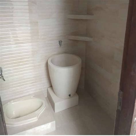 Kamar mandi dengan kloset jongkok distereotipkan oleh masyarakat sebagai kamar mandi bermodel jadul yang membosankan. Desain Kamar Mandi Minimalis Kloset Jongkok - StellaMaris