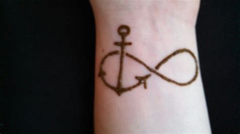 This is a cool way to try wearing a tattoo, which you have always wanted but didn't dare to make. easy hennas | Simple henna tattoo, Cute henna tattoos ...