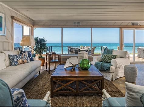 Check out home decor ideas with coastal flair for a beautiful seaside escape! Interior Beach House Decor Living Room Ocean Beach House ...