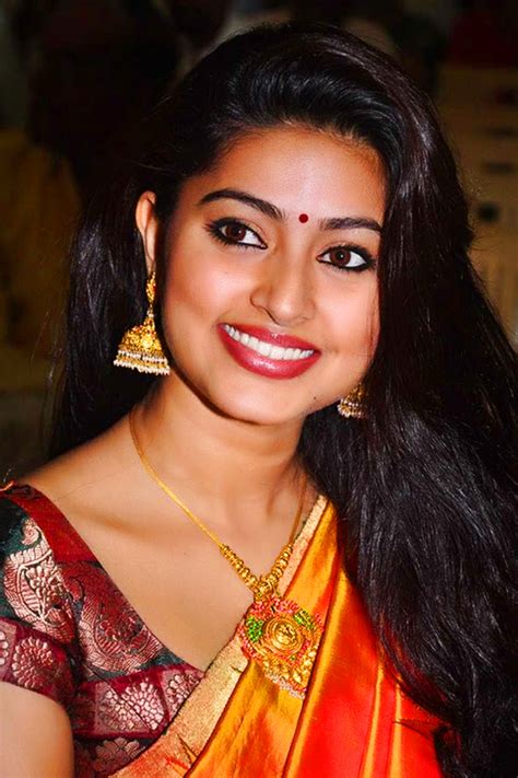 Sneha South Indian Beautiful Actress In Saree Closeup Photos Online