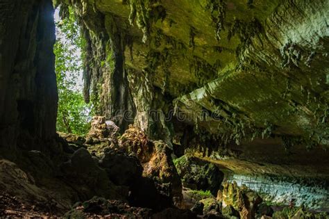Gua Batu Niah Stock Photo Image Of Cavern Caves Entrance 92668526
