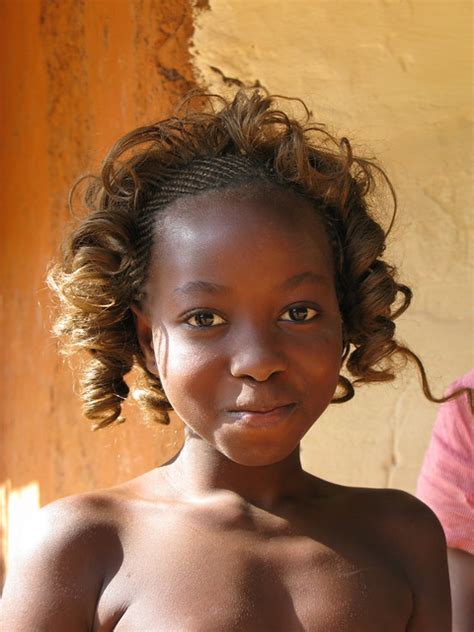 巨乳のヌード西アフリカティーン 女性の写真