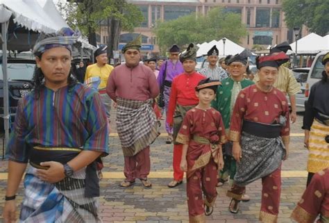 Baju bodo merupakan pakaian adat tradisional perempuan suku bugis dari provinsi sulawesi selatan. Pahlawan Melayu lengkap bertanjak solat Aidilfitri | Astro ...