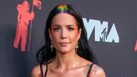 Singer Halsey Is Pregnant With 1st Child