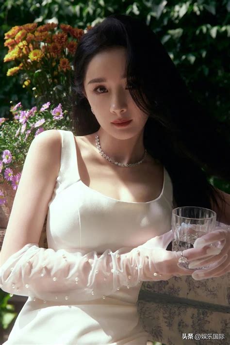 Yang Mi S Pure White Slit Dress Shows Her Figure And Wears Gloves Elegantly Inews