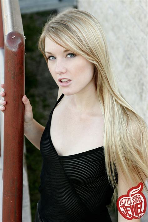 la canadiense jewel vestida con medias negras mostrando su coño y sus tetas fotos porno xxx