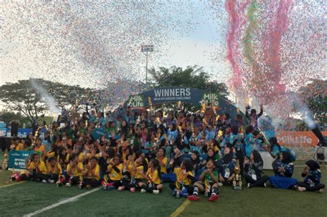 SDN Mekarjaya 12 A Dan SDN Cipedak 01 Juara MilkLife Soccer Challenge