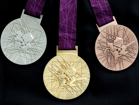 As medalhas têm um design de redemoinho, destinado a brilhar com uma miríade de padrões de luzes para na parte de trás, as medalhas dos vencedores trazem os anéis olímpicos e o logotipo tokyo 2020 dentro de um design de redemoinho, destinado a. Medalhas dos Jogos Olímpicos de Londres são divulgadas ...