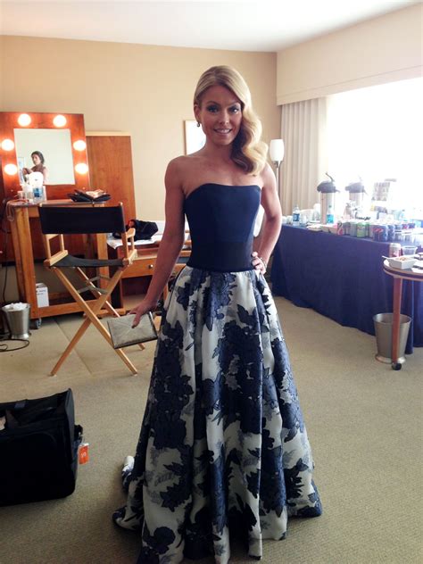 Kelly Ripa Looks Beautiful In Carolina Herrera Oscars Nice Dresses