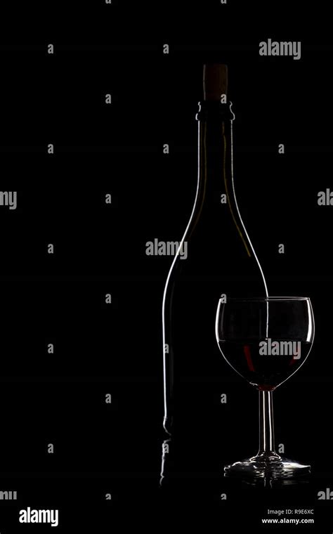 Bouteille De Vin Et Le Verre De Vin Rouge Sur Un Fond Noir Silhouette