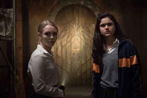 A troubled teen named kit gordy is forced to join the exclusive blackwood boarding school, just to find herself trapped by dark forces around its mysterious headmistress. Blackwood, le Pensionnat - Film (2019)