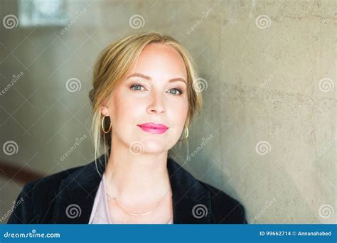 Sluit Omhoog Portret Van Mooie Blonde Vrouw Met Blauwe Ogen Stock Foto Image Of Wijfje Blij