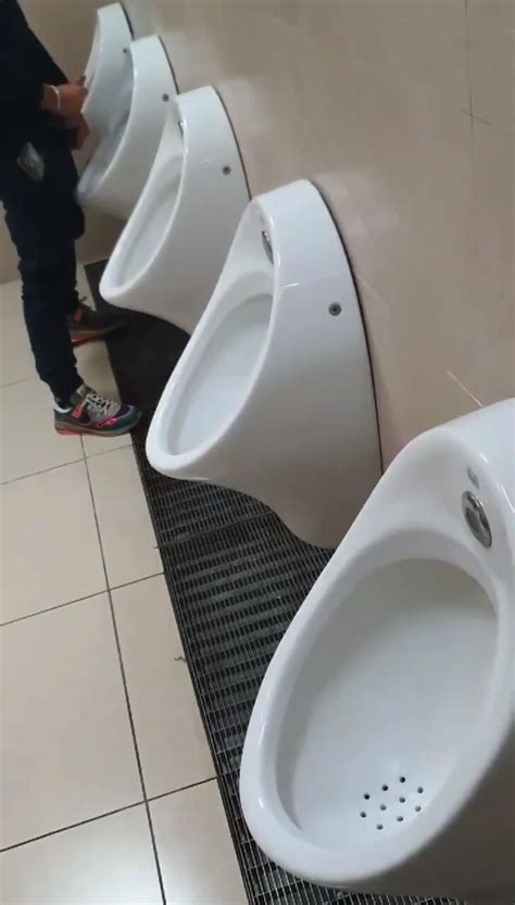 sega insieme nei bagni pubblici