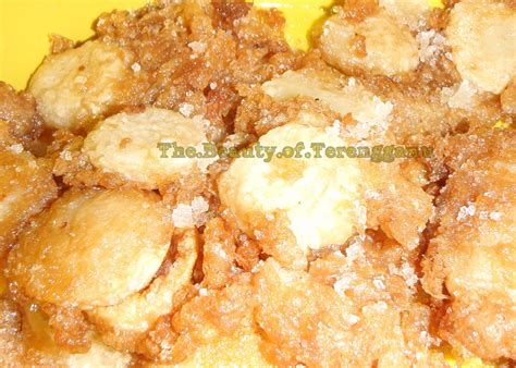 Satukan gandum, tepung pulut dan garam.tambah air sedikit demi sedikit. Kuih Tepung Bunga | Keindahan Terengganu