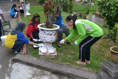 Sebelum liburan, di sekolah diadakan kegiatan gotong royong membersihkan lingkungan sekolah. SK STOWELL: Gotong-royong Perdana 2011