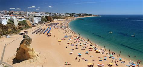 Západní a severní pláže se svahují spíše pozvolna. Albufeira, Portugalsko - Krásné pláže