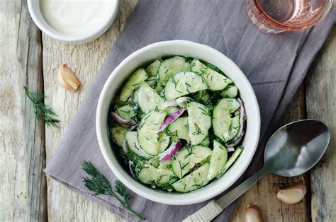 Salade de concombre sauce crémeuse au vinaigre