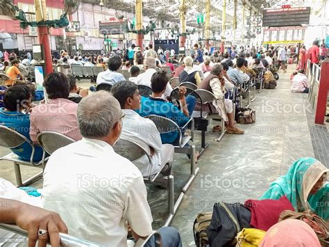 Menschenmenge Am Bahnhof Chennai Central Tamil Nadu Indien Stockfoto