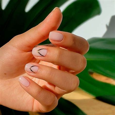Modny manicure jesień 2019 błyszczące wzory na krótkie paznokcie