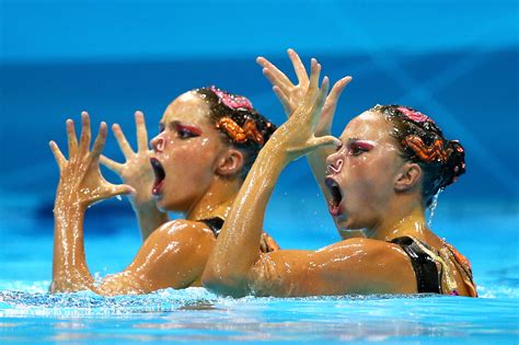 The Many Graceful Faces Of Synchronised Swimming The Poke