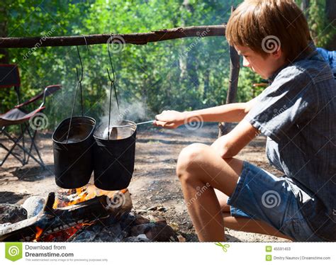 Bambino Che Cucina Sul Fuoco Di Accampamento Immagine Stock Immagine Di Caldaia Cuoco